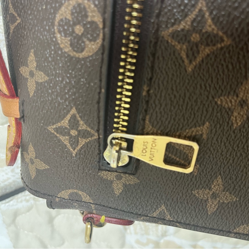 Elegant Brown Designer Crossbody Bag - Picture 6 of 9